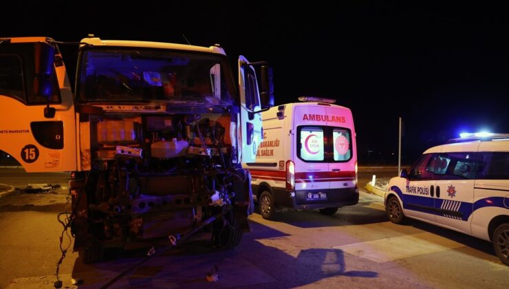 Sivas’ta yolcu otobüsü ile çöp kamyonu çarpıştı: 4 yaralı