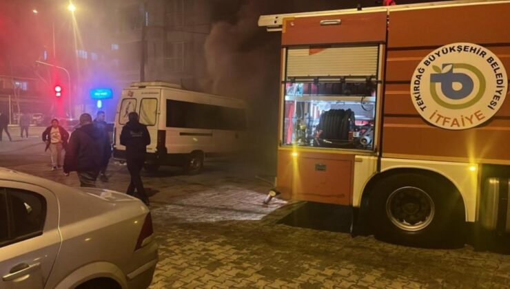 Tekirdağ’da kaldırıma çarpan minibüs alev aldı