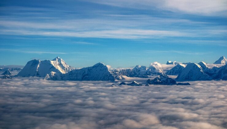 Türk yönetmen, dünyanın en yüksek dağını uçaktan görüntüledi