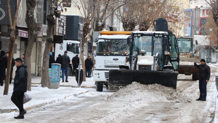 Van’da 255 yerleşim yeri ulaşıma kapandı