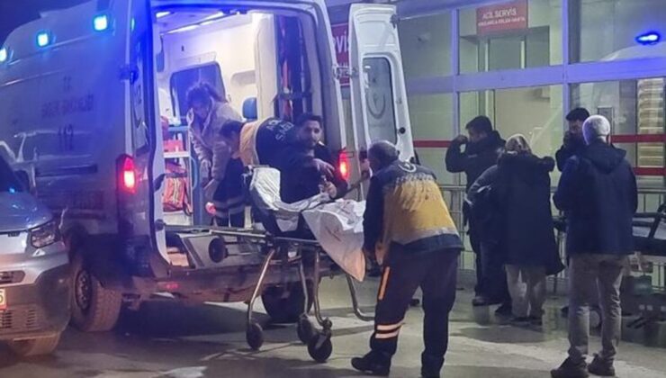 Adana’da ayağından vurulan şahıs hastaneye sevk edilirken gazetecileri hedef aldı