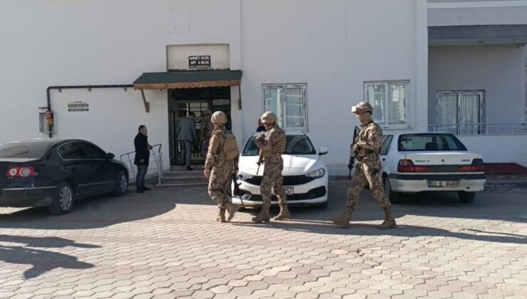 Adana’da balkondan ateş edip kendini eve kilitleyen polisi emniyet müdürü ikna etti