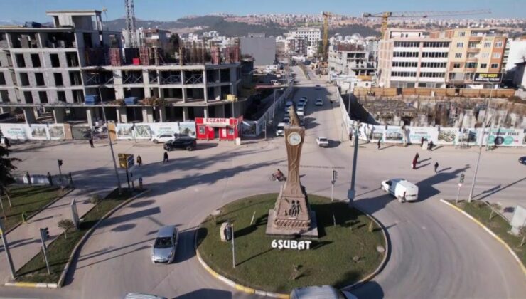 Adıyaman’da saat kulesindeki saatler asrın felaketinden beri “04.17”yi gösteriyor