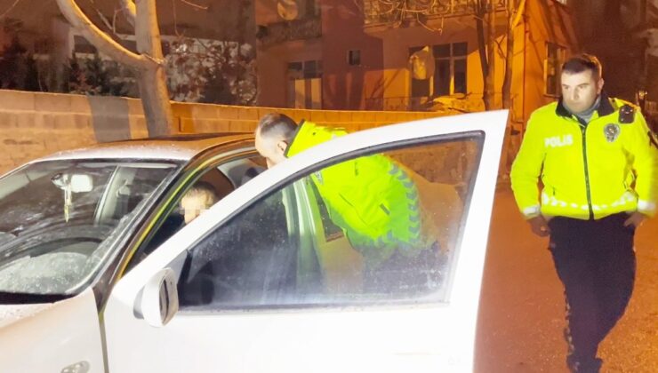 Aksaray’da direksiyon başında sızan alkollü sürücü kaza yaptı