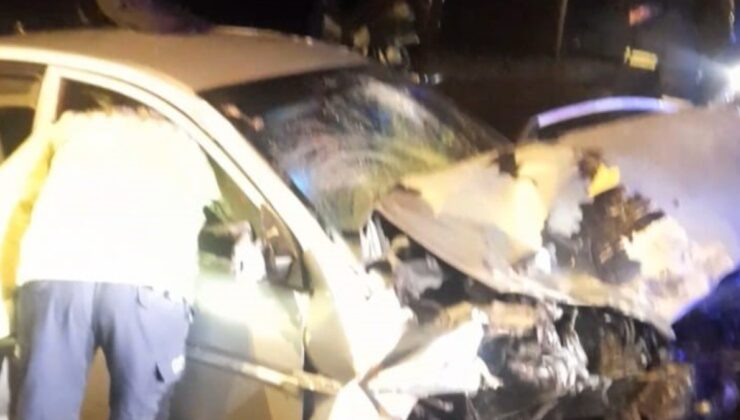 Aksaray’da lastiği patlayan kamyonete otomobil çarptı