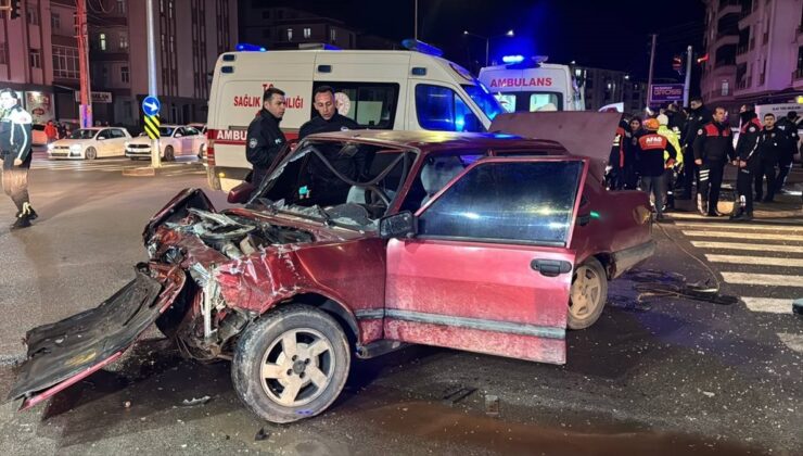 Aksaray’da otomobil ile hafif ticari araç çarpıştı: 4 yaralı