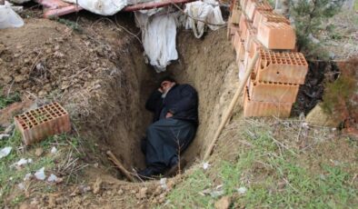Amasya’da kendi mezarını kazdı: Geceleri gidip yatıyor