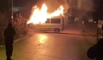 Amasya’da seyir halindeki minibüsten alevler yükseldi