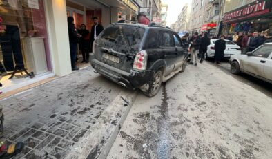 Ankara’da eşiyle tartışan sürücü, yayaya çarptı