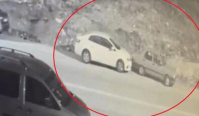 Ankara’da park halindeki otomobil yokuş yukarı hareket edip başka araca çarptı