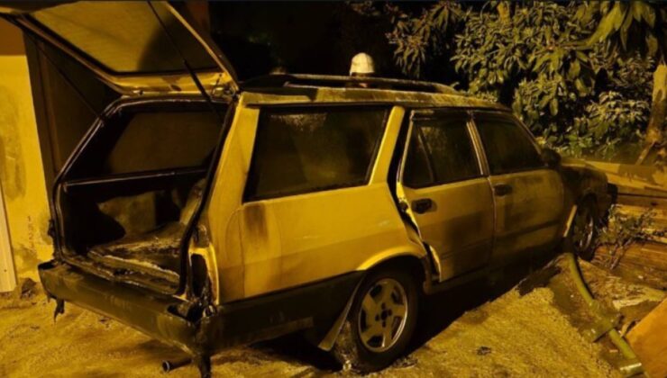 Antalya’da park halinde alev alan Tofaş hurdaya döndü