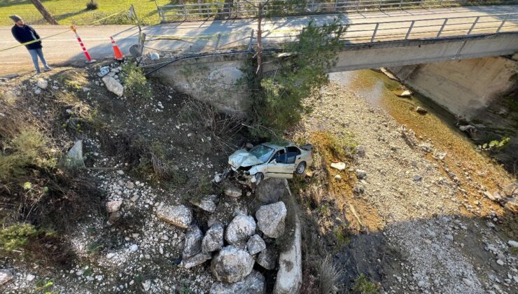 Antalya’da yoldan çıkan otomobil köprüden uçtu: 1 ölü