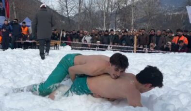 Artvin’de kar üstünde Karakucak Güreşleri yapıldı