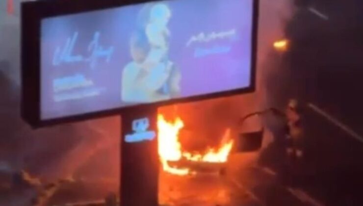 Ataşehir’de alev alan otomobil reklam tabelasına çarptı
