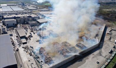 Aydın’da kağıt fabrikasının depolama alanında yangın paniği: Müdahale sürüyor