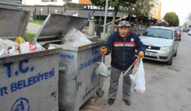 Aydın’da yaşlı adam artan israfa dayanamadığı için çöp karıştırıyor