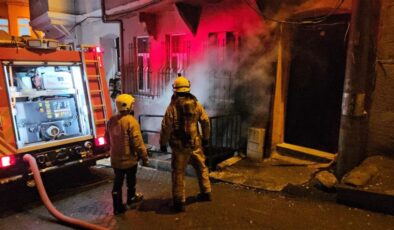 Beyoğlu’nda 4 katlı binada yangın