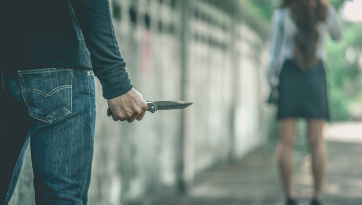 Bilecik’te cezaevine girmek için vatandaşa bıçakla saldırdı