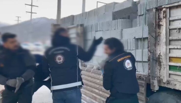 Bitlis’te briket yüklü tırda 31 düzensiz göçmen yakalandı