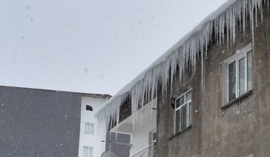 Bitlis’te çatılardaki buz sarkıtları tehlike saçıyor