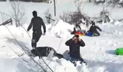 Bolu’da şambrelle kayarken çukura uçtular