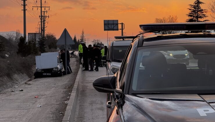 Burdur’da polisten kaçarken 4 araca çarpan sürücü yakalandı