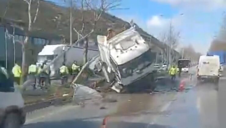 Bursa’da kontrolden çıkan tır refüje çarptı
