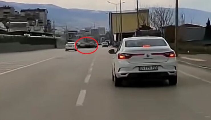 Bursa’da metro hattının duvarına çarpan otomobilin kaza anı kamerada