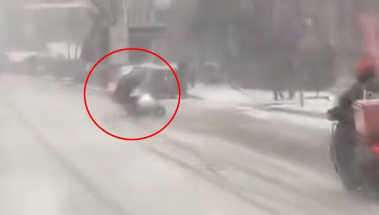 Bursa’da motokuryeler karlı yolda zor anlar yaşadı