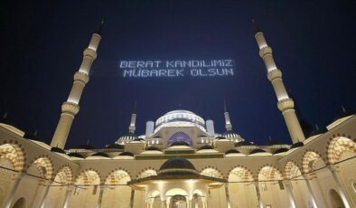 Camiler Berat Gecesi için doldu