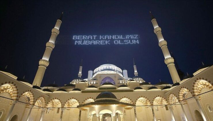 Camiler Berat Gecesi için doldu