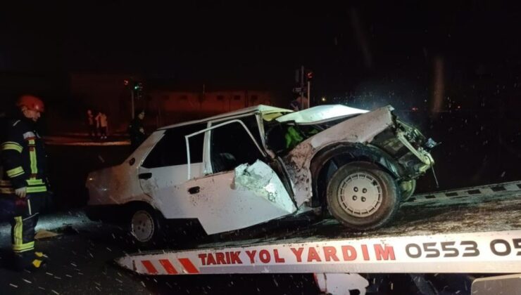 Çorum’da alkollü sürücü otomobiliyle tuzlama aracına çarptı: 1’i ağır 2 yaralı