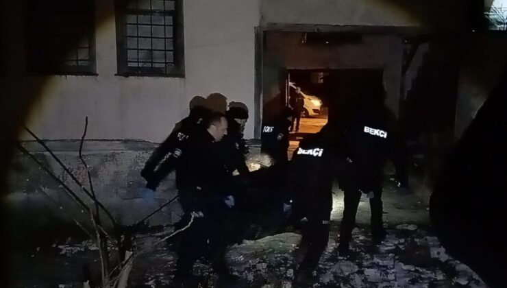 Çorum’da iddia üzerine girdikleri metruk evde erkek cesedi buldular