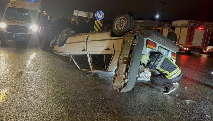 Çorum’da otomobil sinyalizasyon direğine çarpıp ters döndü: 2 yaralı
