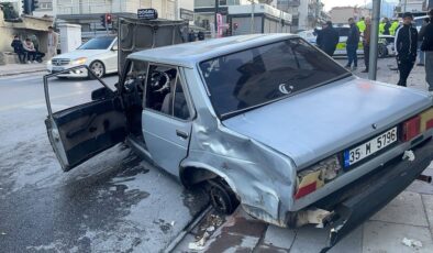Denizli’de otomobil polis aracına çarptı: 4 yaralı