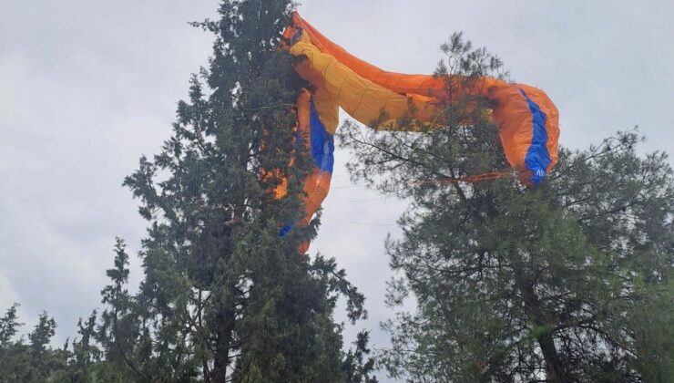 Denizli’de paraşütü ağaca takılan pilotu itfaiye kurtardı