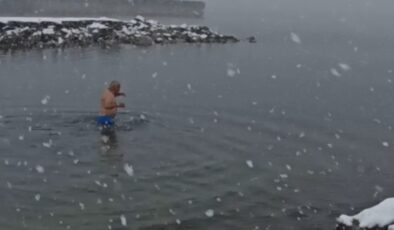 Doğaya çöp dökülmesine tepki olarak dondurucu soğukta Van Gölü’nde yüzdü