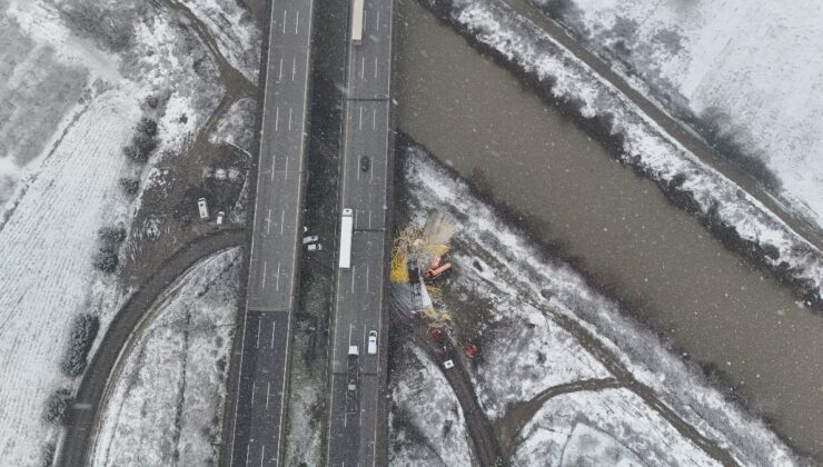 Düzce’de çarpışan araçlar köprüden uçtu