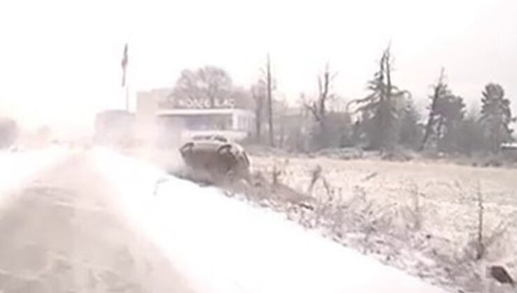 Düzce’de karda kayan hafif ticari araç devrildi