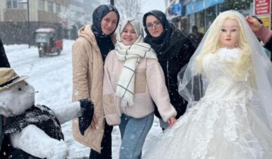 Düzce’de kardan gelin ile damat yapıp altın taktılar