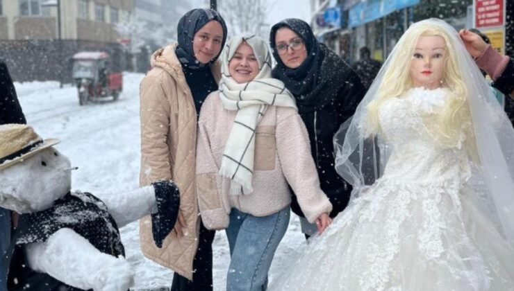 Düzce’de kardan gelin ile damat yapıp altın taktılar
