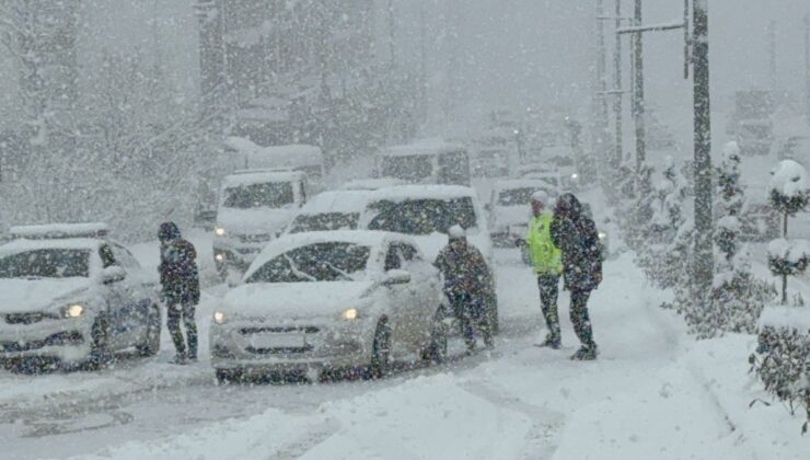 Düzce’de rampadan çıkamayan araçlar, trafiği olumsuz etkiledi