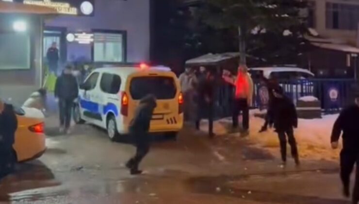 Düzce’deki gençler, polislerle karakolda kar topu savaşına tutuştu