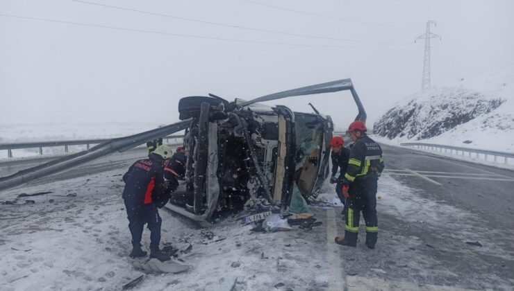Elazığ’da karda kayan kamyonet devrildi