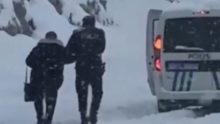 Erzincan’da karda mahsur kalanların yardımına polisler yetişti