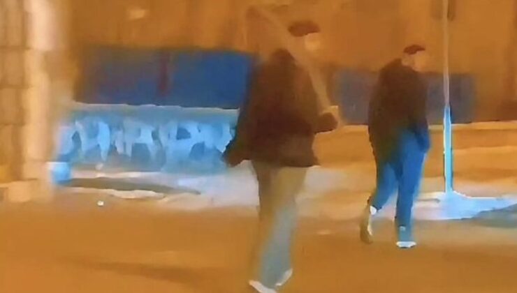 Erzurum’da iki genç kılıç ile caddede yürüdü