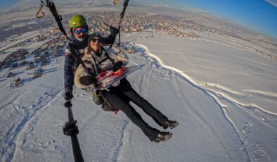 Erzurum’da paraşütçüler gökyüzünde cağ kebabı yedi