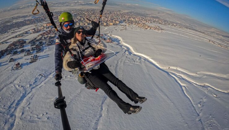 Erzurum’da paraşütçüler gökyüzünde cağ kebabı yedi