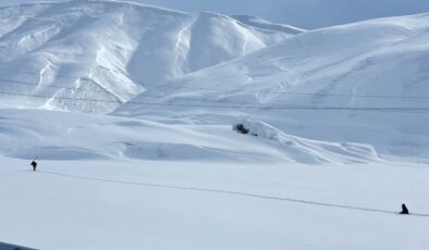Hakkari’de içme suyu şebekesinin üzerine çığ düştü