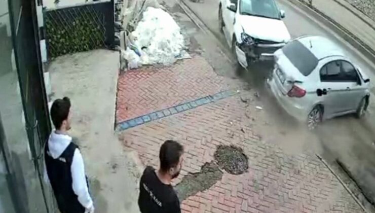 Hakkari’de park halindeki araca otomobil çarptı